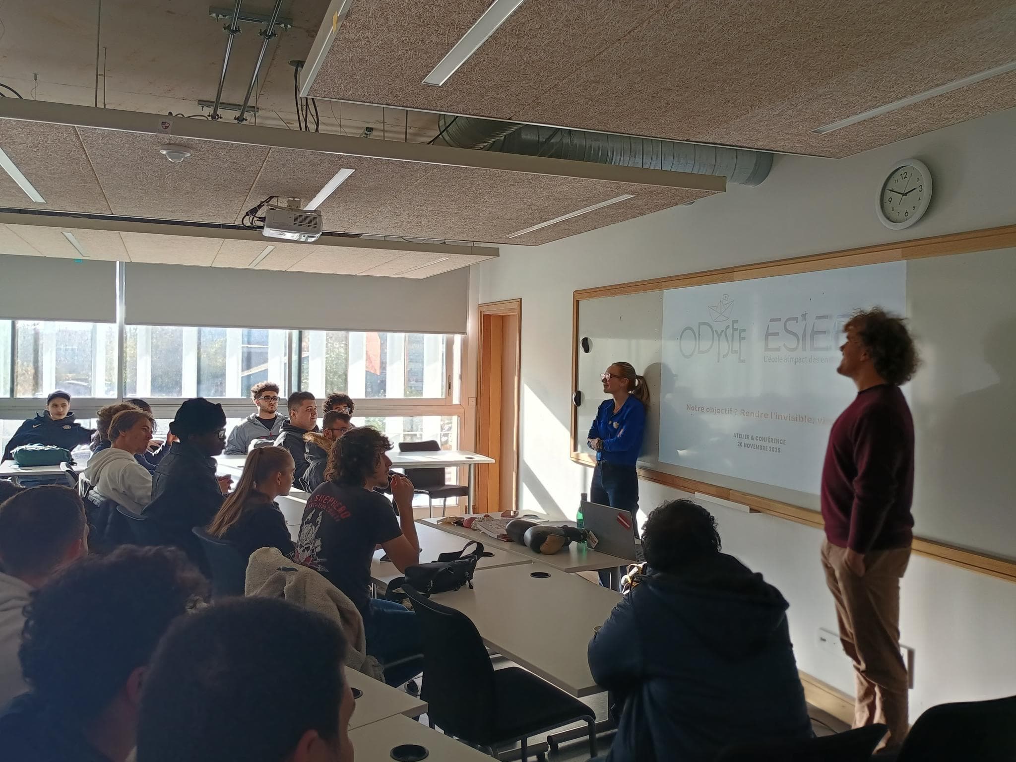 Intervention d'Odysée auprès d'étudiants dans une salle de classe