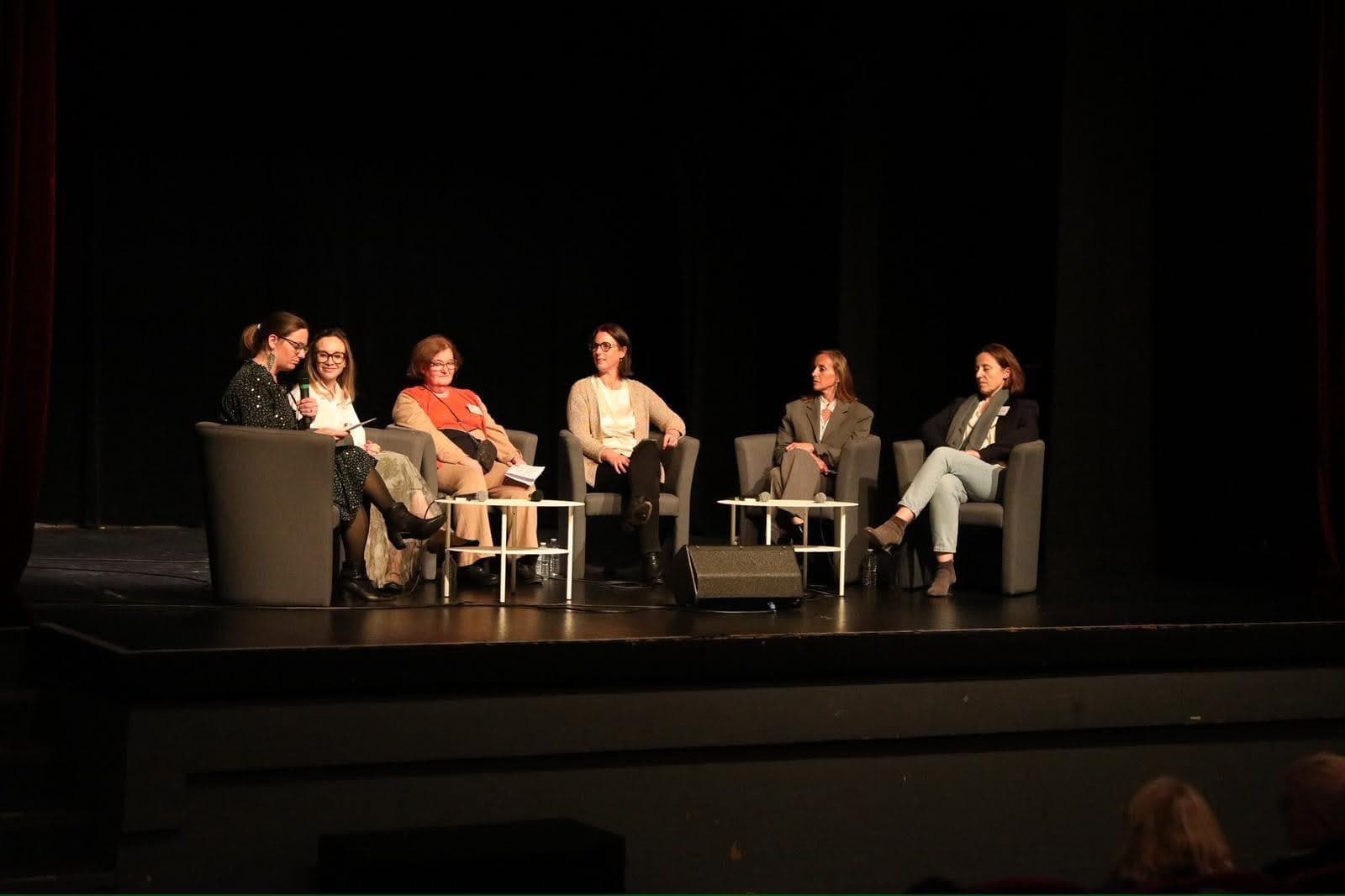 Échange entre plusieurs personnes lors d'une rencontre organisée par Odysée