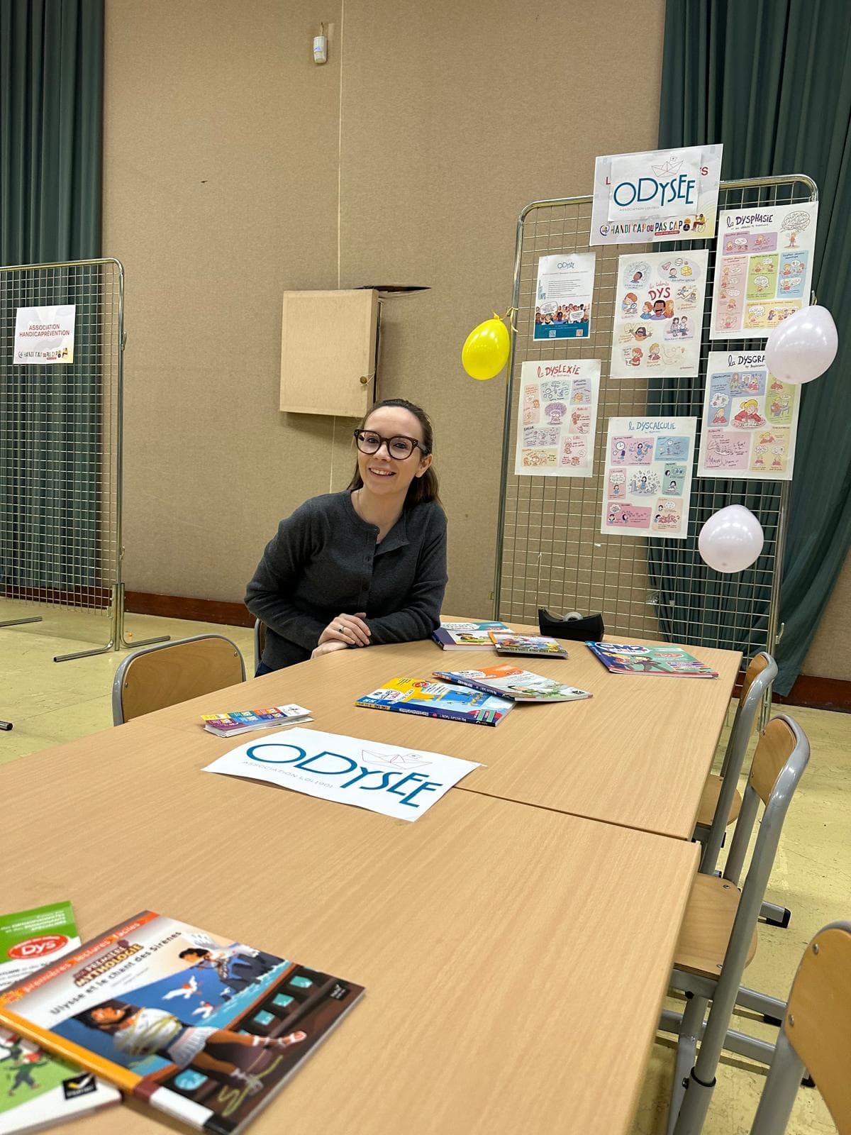 Emelyne, fondatrice d'Odysée, sur un stand de sensibilisation aux troubles DYS