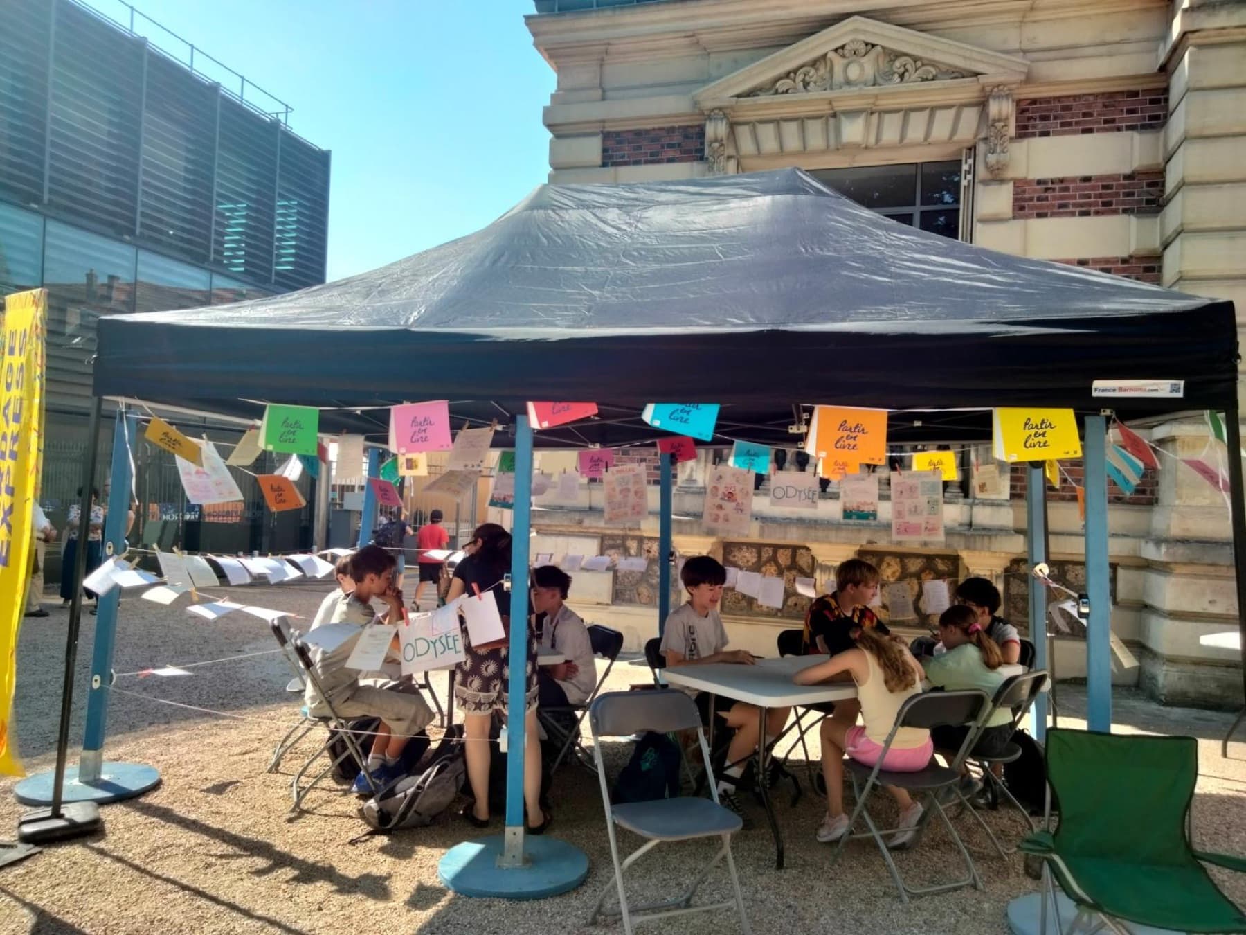 Affiches d'Odysée sur les talents DYS suspendues au stand « Partir en livre »
